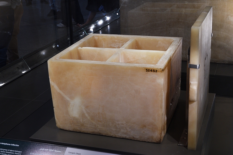 51 MAK_7086.jpg - Scrigno in alabastro, utilizzato per contenere i vasi canopi con gli organi (polmoni, fegato, stomaco e intestino) del defunto rimossi durante la mummificazione.